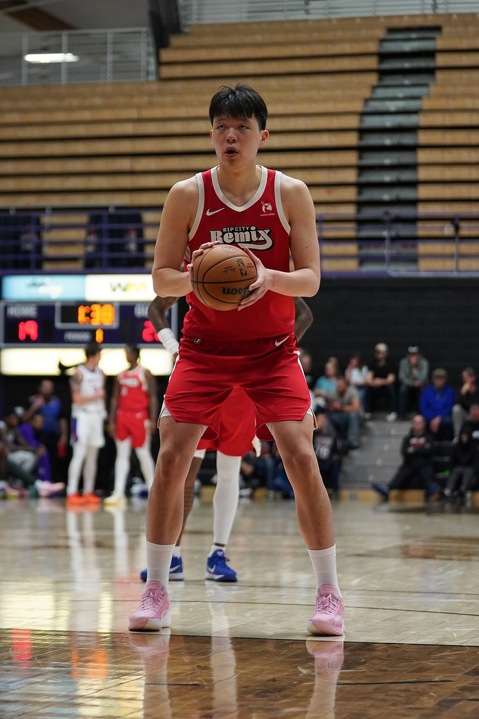 队友极坑,仍砍31+8+3,正负值+13,他确实在稳定进步|杨瀚森|圣迭戈快船|快船|杨翰森|洛杉矶快船队_新浪体育_新浪新闻